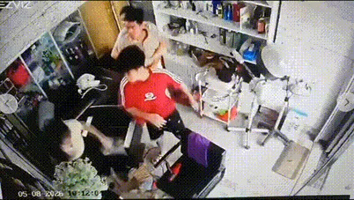 Công an xác minh vụ người phụ nữ trông con nhỏ bị hành hung tại Hà Nội Công an xác minh vụ người phụ nữ trông con nhỏ bị hành hung tại Hà Nội
