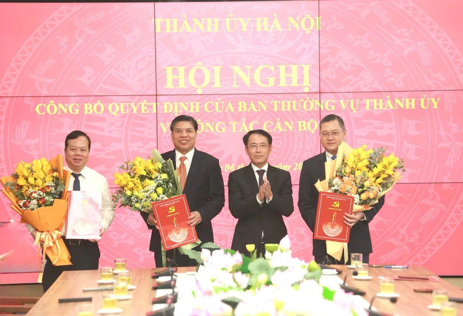 Công bố quyết định của Ban Thường vụ Thành ủy Hà Nội về công tác cán bộ Công bố quyết định của Ban Thường vụ Thành ủy Hà Nội về công tác cán bộ