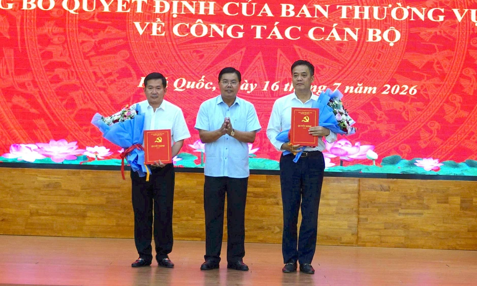 Công bố quyết định ông Đinh Văn Nơi giữ chức Bí thư đặc khu Phú Quốc Công bố quyết định ông Đinh Văn Nơi giữ chức Bí thư đặc khu Phú Quốc