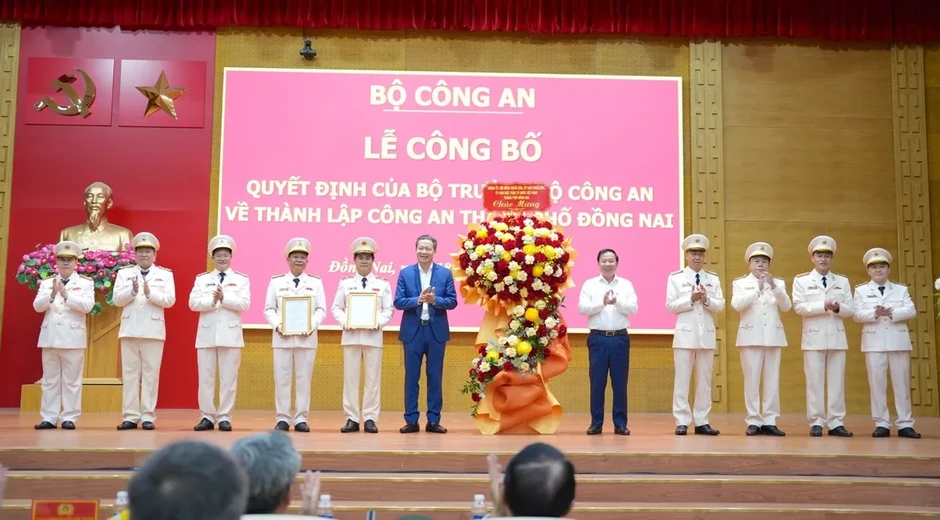 Công bố quyết định thành lập Công an TP Đồng Nai Công bố quyết định thành lập Công an TP Đồng Nai