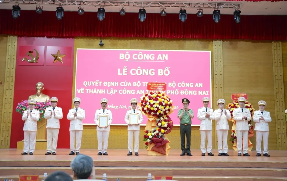 Công bố quyết định thành lập Công an TP Đồng Nai Công bố quyết định thành lập Công an TP Đồng Nai