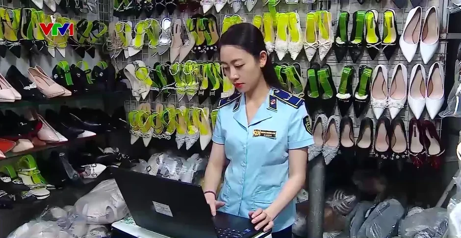 Công khai mua bán hàng giả, hàng nhái tại các khu chợ tạm giữa lòng Thủ đô Công khai mua bán hàng giả, hàng nhái tại các khu chợ tạm giữa lòng Thủ đô