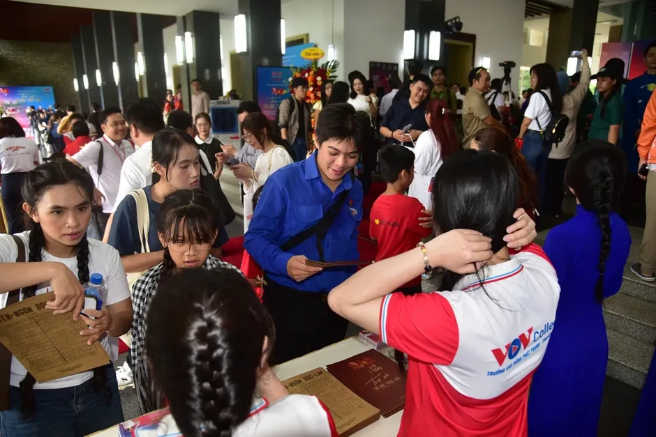 Công nghệ VR đưa người dân TPHCM đến Quảng trường Ba Đình nghe Bác Hồ đọc Tuyên ngôn Độc lập Công nghệ VR đưa người dân TPHCM đến Quảng trường Ba Đình nghe Bác Hồ đọc Tuyên ngôn Độc lập