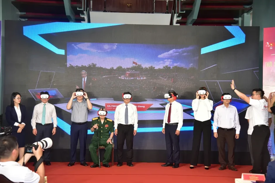 Công nghệ VR đưa người dân TPHCM đến Quảng trường Ba Đình nghe Bác Hồ đọc Tuyên ngôn Độc lập Công nghệ VR đưa người dân TPHCM đến Quảng trường Ba Đình nghe Bác Hồ đọc Tuyên ngôn Độc lập