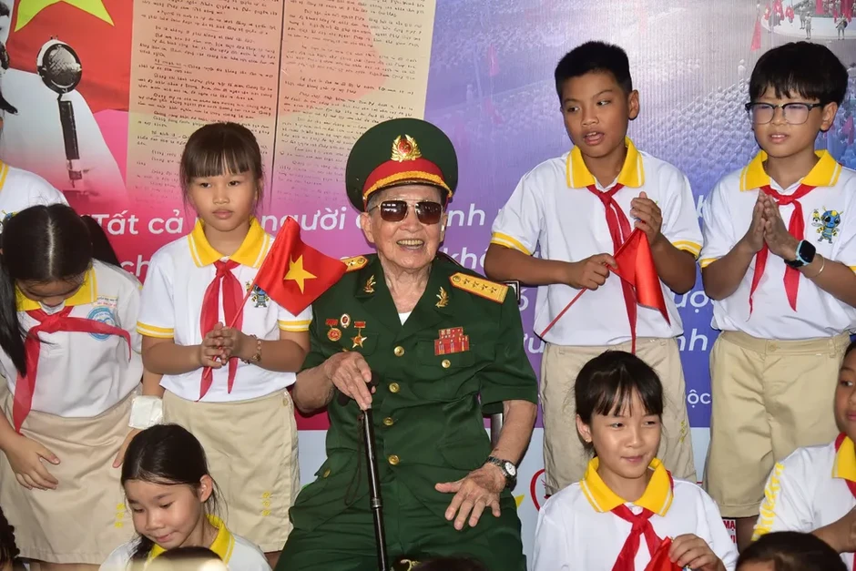 Công nghệ VR đưa người dân TPHCM đến Quảng trường Ba Đình nghe Bác Hồ đọc Tuyên ngôn Độc lập Công nghệ VR đưa người dân TPHCM đến Quảng trường Ba Đình nghe Bác Hồ đọc Tuyên ngôn Độc lập
