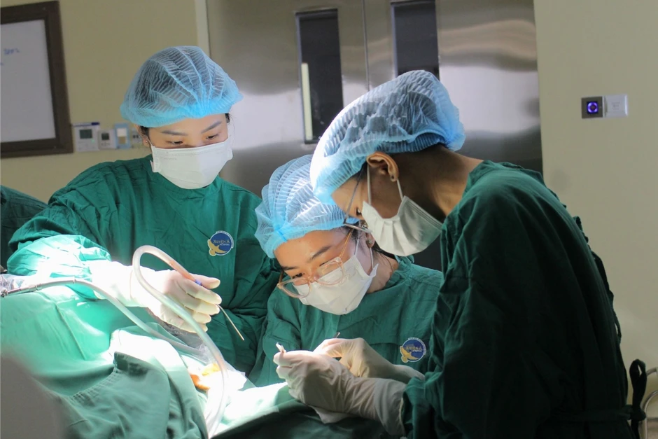 Công nhân bị thanh sắt rơi trúng mặt, đứt hai động mạch Công nhân bị thanh sắt rơi trúng mặt, đứt hai động mạch