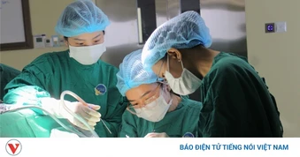 Công nhân bị thanh sắt rơi trúng mặt, đứt hai động mạch