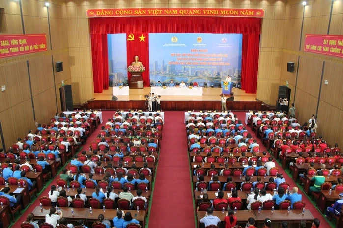 Công nhân Đà Nẵng muốn thẻ đoàn viên thành “tấm thẻ quyền lực” Công nhân Đà Nẵng muốn thẻ đoàn viên thành “tấm thẻ quyền lực”