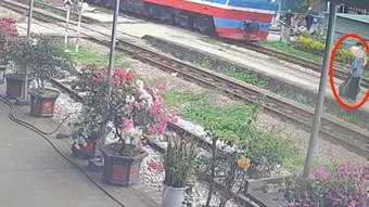 Công nhân đường sắt cứu cụ bà trong tích tắc