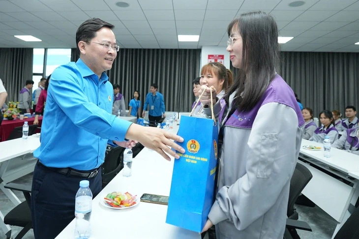 Công nhân mắc bệnh hiểm nghèo, bệnh nghề nghiệp được Công đoàn hỗ trợ 1-2 triệu đồng Công nhân mắc bệnh hiểm nghèo, bệnh nghề nghiệp được Công đoàn hỗ trợ 1-2 triệu đồng