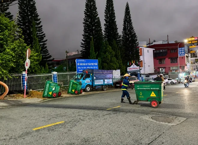 Công nhân môi trường đội mưa làm việc xuyên đêm để giải tỏa các điểm tập kết rác Công nhân môi trường đội mưa làm việc xuyên đêm để giải tỏa các điểm tập kết rác