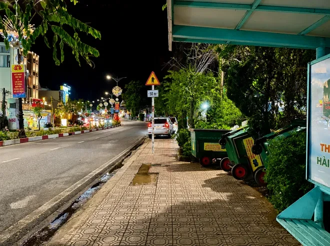 Công nhân môi trường đội mưa làm việc xuyên đêm để giải tỏa các điểm tập kết rác Công nhân môi trường đội mưa làm việc xuyên đêm để giải tỏa các điểm tập kết rác