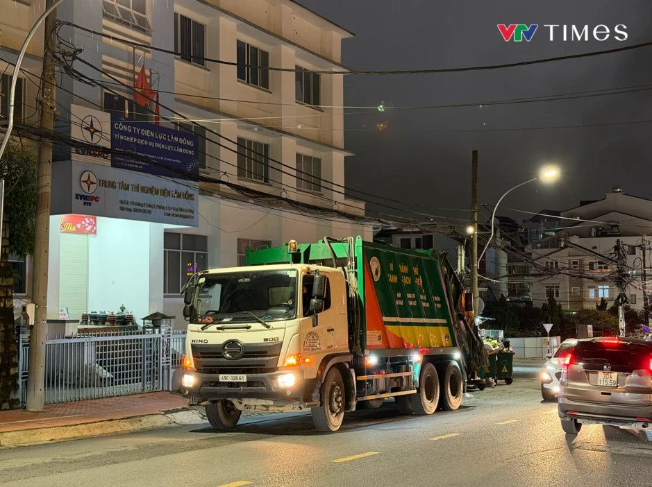 Công nhân môi trường đội mưa làm việc xuyên đêm để giải tỏa các điểm tập kết rác Công nhân môi trường đội mưa làm việc xuyên đêm để giải tỏa các điểm tập kết rác