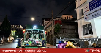 Công nhân môi trường đội mưa làm việc xuyên đêm để giải tỏa các điểm tập kết rác