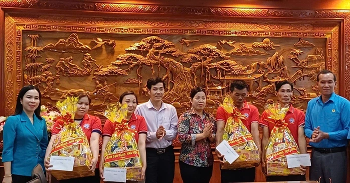 Công nhân ở Cà Mau xúc động khi nhận quà dịp lễ 30-4 và 1-5 Công nhân ở Cà Mau xúc động khi nhận quà dịp lễ 30-4 và 1-5