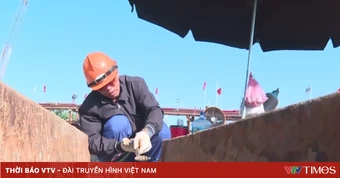 Công nhân vượt nắng nóng giữ tiến độ công trình trọng điểm
