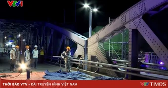 Công nhân xuyên đêm sửa chữa, bảo trì cầu Trường Tiền