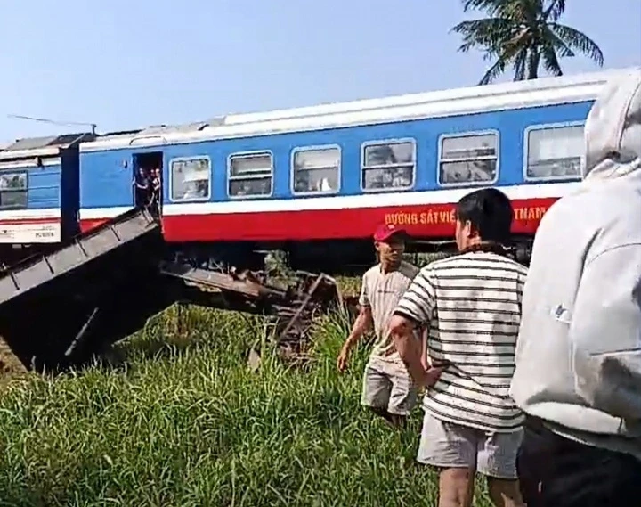 Công nông bị tàu hoả tông tại lối đi tự mở, 3 người thương vong tại Đắk Lắk Công nông bị tàu hoả tông tại lối đi tự mở, 3 người thương vong tại Đắk Lắk
