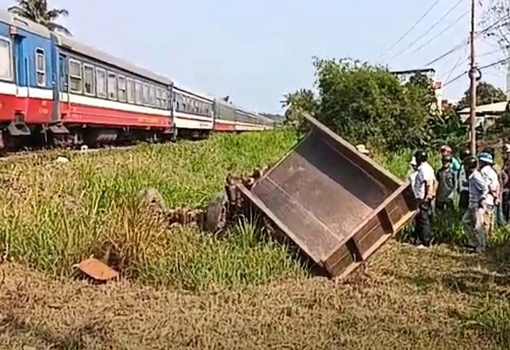 Công nông bị tàu hoả tông tại lối đi tự mở, 3 người thương vong tại Đắk Lắk Công nông bị tàu hoả tông tại lối đi tự mở, 3 người thương vong tại Đắk Lắk