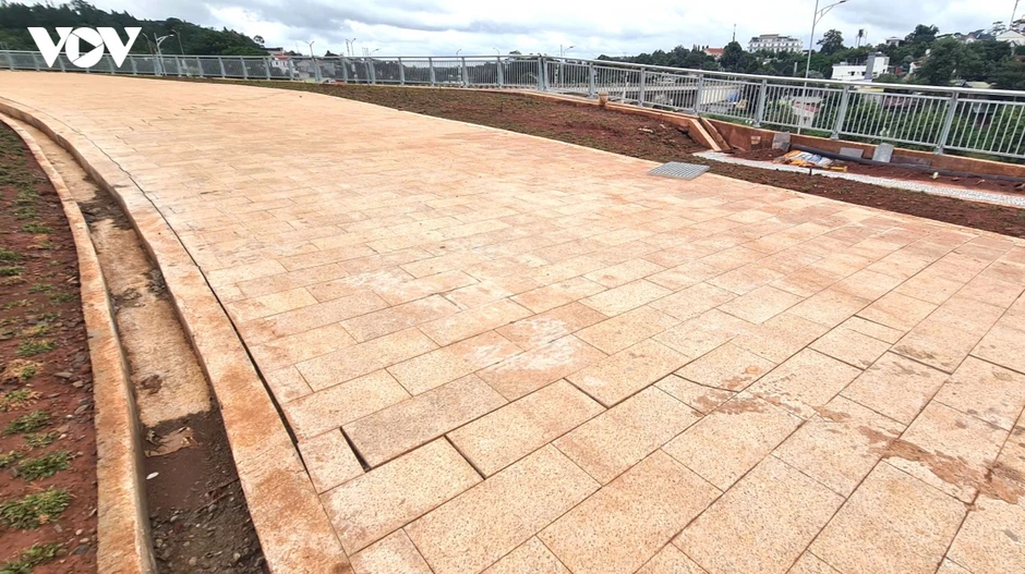 Công trình 400 tỷ tại Lâm Đồng vừa khánh thành đã “chờ lún” Công trình 400 tỷ tại Lâm Đồng vừa khánh thành đã “chờ lún”