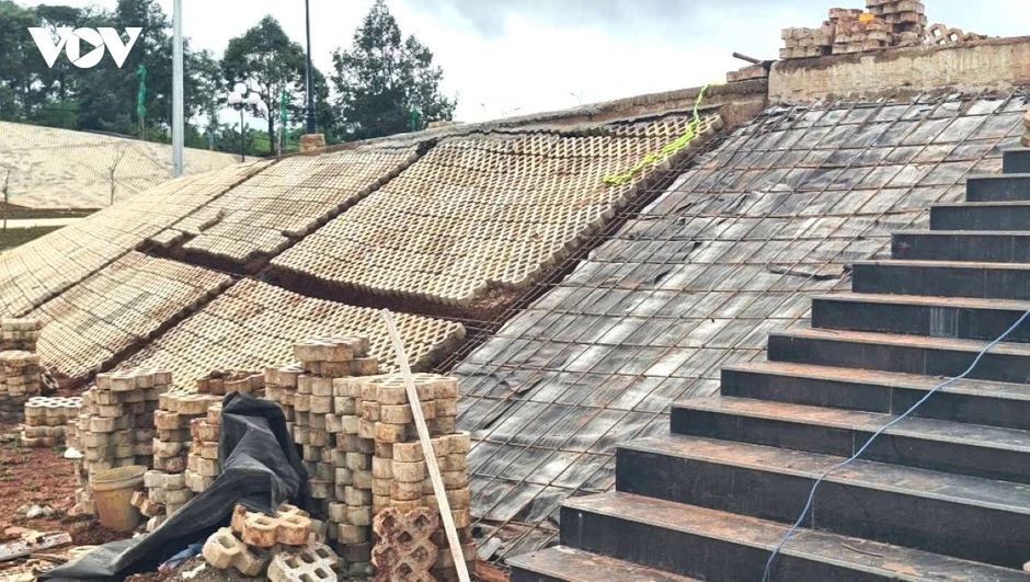 Công trình 400 tỷ tại Lâm Đồng vừa khánh thành đã “chờ lún” Công trình 400 tỷ tại Lâm Đồng vừa khánh thành đã “chờ lún”