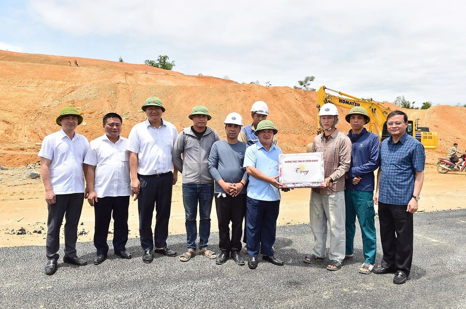 Công trường cao tốc Tuyên Quang-Hà Giang “không nghỉ lễ”, tăng tốc về đích