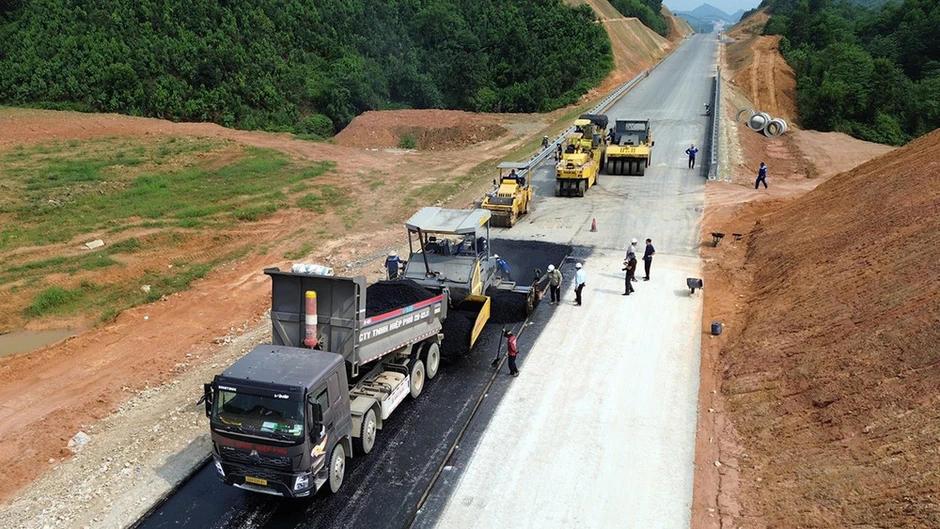 Công trường cao tốc Tuyên Quang-Hà Giang “không nghỉ lễ”, tăng tốc về đích