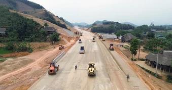 Công trường cao tốc Tuyên Quang-Hà Giang “không nghỉ lễ”, tăng tốc về đích