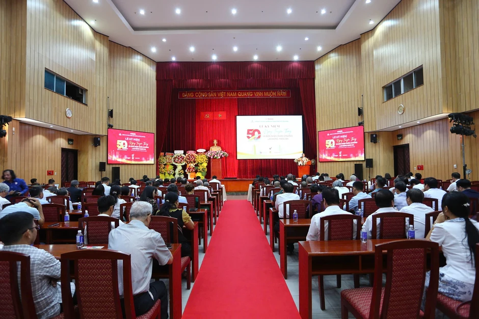 Công ty In Báo Nhân Dân tại Thành phố Hồ Chí Minh nhận Huân chương Lao động hạng Ba nhân kỷ niệm 50 năm Ngày truyền thống Công ty In Báo Nhân Dân tại Thành phố Hồ Chí Minh nhận Huân chương Lao động hạng Ba nhân kỷ niệm 50 năm Ngày truyền thống