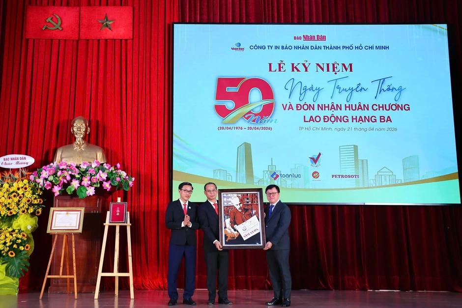 Công ty In Báo Nhân Dân tại Thành phố Hồ Chí Minh nhận Huân chương Lao động hạng Ba nhân kỷ niệm 50 năm Ngày truyền thống Công ty In Báo Nhân Dân tại Thành phố Hồ Chí Minh nhận Huân chương Lao động hạng Ba nhân kỷ niệm 50 năm Ngày truyền thống