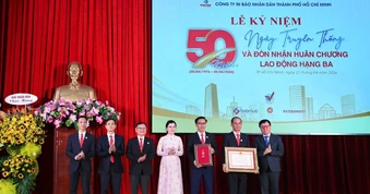 Công ty In Báo Nhân Dân tại Thành phố Hồ Chí Minh nhận Huân chương Lao động hạng Ba nhân kỷ niệm 50 năm Ngày truyền thống