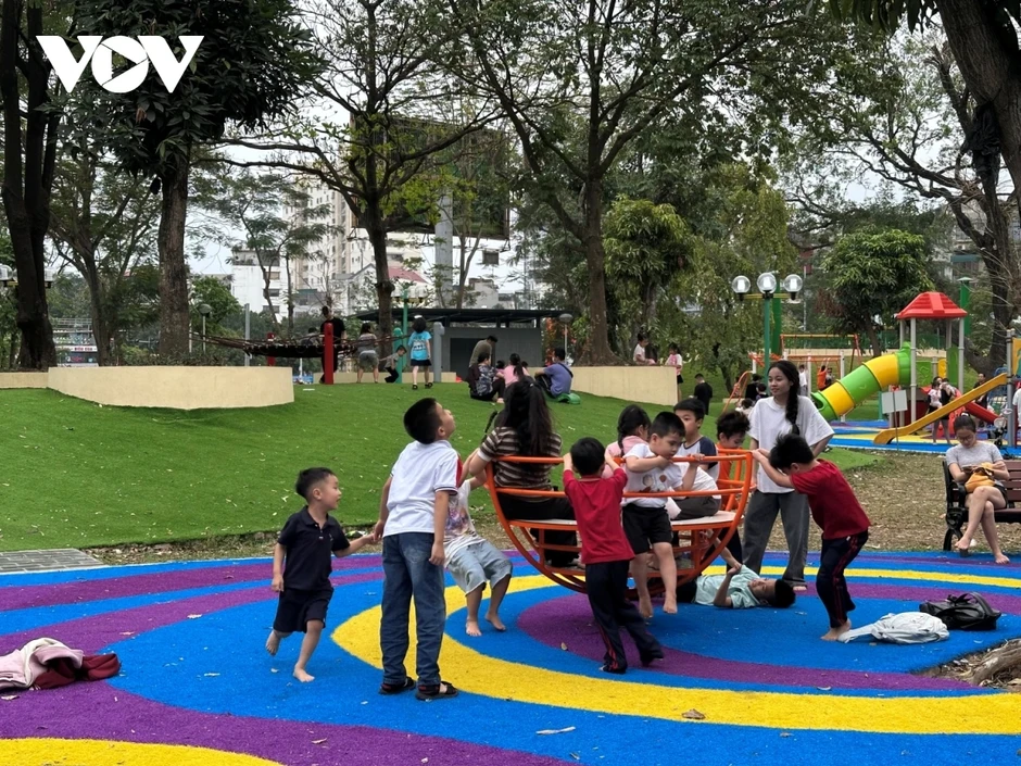 Công viên ở Hà Nội “thay áo mới”, mở lối cho nhịp sống xanh Công viên ở Hà Nội “thay áo mới”, mở lối cho nhịp sống xanh