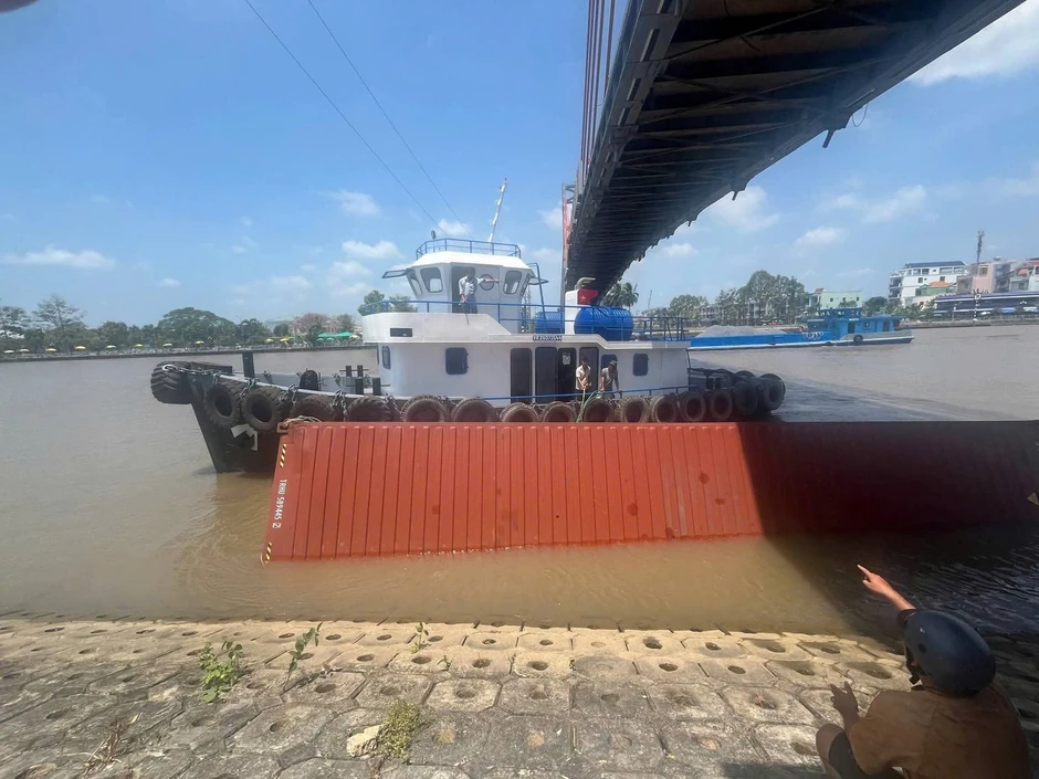 Container rơi xuống kênh Chợ Gạo Container rơi xuống kênh Chợ Gạo