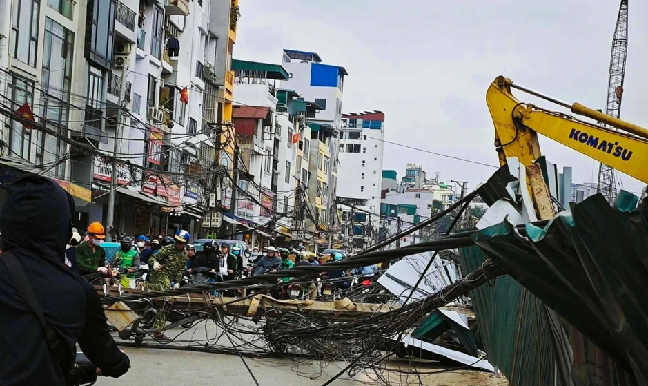 Cột điện bất ngờ gãy đổ chắn ngang phố Đê La Thành, Hà Nội