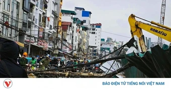 Cột điện bất ngờ gãy đổ chắn ngang phố Đê La Thành, Hà Nội