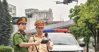 CSGT bay flycam, camera AI bắt lỗi loạt tài xế dừng đỗ xe sai quy định