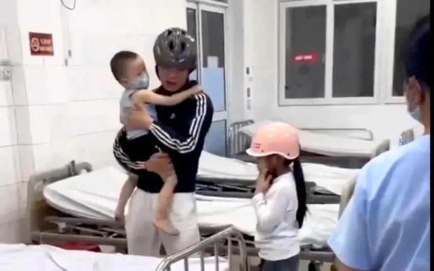 CSGT Đà Nẵng dùng xe đặc chủng đưa bé trai hóc dị vật đi cấp cứu trong đêm CSGT Đà Nẵng dùng xe đặc chủng đưa bé trai hóc dị vật đi cấp cứu trong đêm