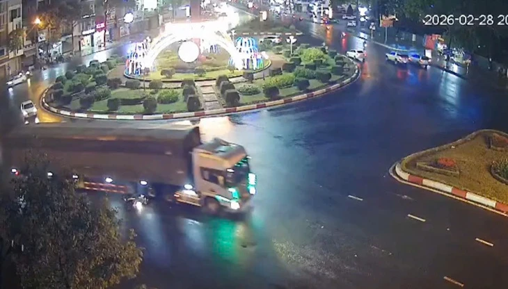 CSGT Đắk Lắk khuyến cáo về 'điểm mù' sau vụ người phụ nữ bị cuốn vào gầm container CSGT Đắk Lắk khuyến cáo về 'điểm mù' sau vụ người phụ nữ bị cuốn vào gầm container