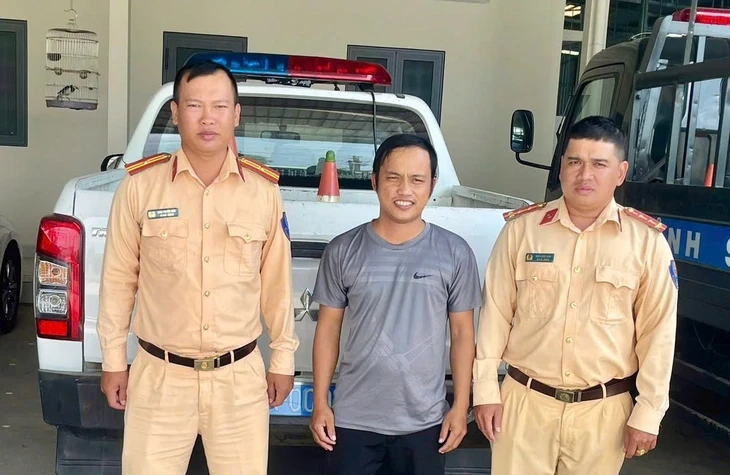 CSGT dẫn đường cho thanh niên chở mẹ bị xuất huyết não đi cấp cứu, người mẹ được cứu CSGT dẫn đường cho thanh niên chở mẹ bị xuất huyết não đi cấp cứu, người mẹ được cứu