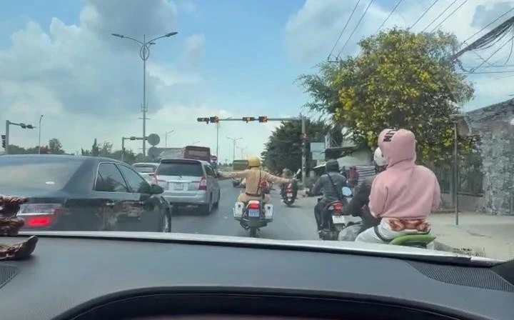 CSGT Đồng Tháp dùng xe đặc chủng mở đường cứu bệnh nhân giữa dòng xe ùn tắc CSGT Đồng Tháp dùng xe đặc chủng mở đường cứu bệnh nhân giữa dòng xe ùn tắc
