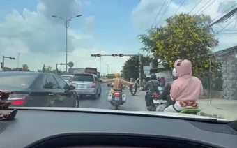 CSGT Đồng Tháp dùng xe đặc chủng mở đường cứu bệnh nhân giữa dòng xe ùn tắc