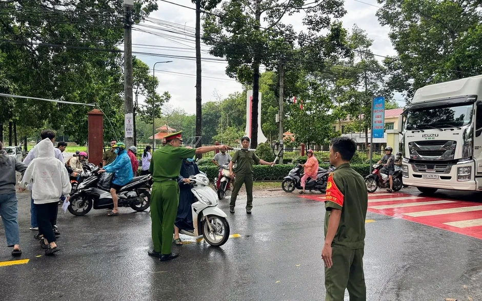 CSGT đưa sĩ tử vượt mưa, tắc đường kịp đến điểm thi CSGT đưa sĩ tử vượt mưa, tắc đường kịp đến điểm thi