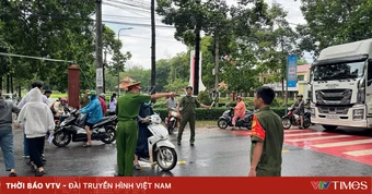 CSGT đưa sĩ tử vượt mưa, tắc đường kịp đến điểm thi