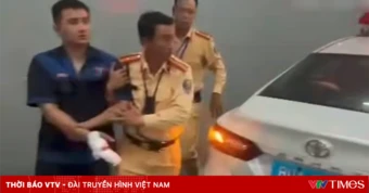 CSGT dùng xe đặc chủng đưa thanh niên bị khối sắt 6 tấn đè trúng tay đi cấp cứu