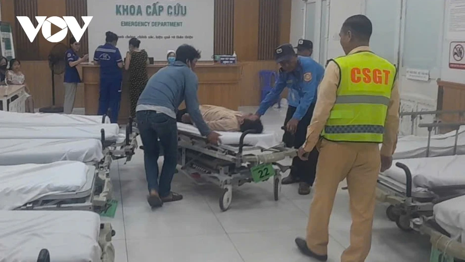 CSGT dùng xe đặc chủng mở đường cứu 2 người nguy kịch trên cao tốc CSGT dùng xe đặc chủng mở đường cứu 2 người nguy kịch trên cao tốc