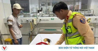 CSGT dùng xe đặc chủng mở đường cứu 2 người nguy kịch trên cao tốc