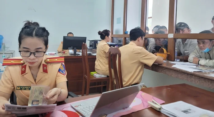 CSGT Gia Lai lật tẩy chiêu “thế thân” né trừ điểm giấy phép lái xe CSGT Gia Lai lật tẩy chiêu “thế thân” né trừ điểm giấy phép lái xe