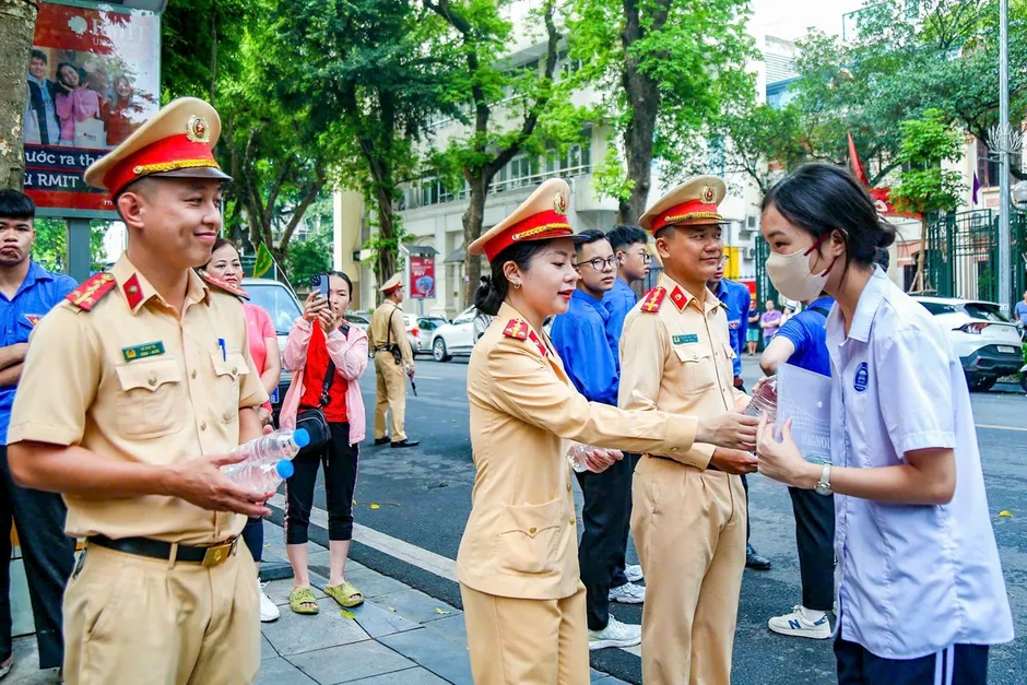 CSGT Hà Nội chủ động phân luồng, bảo đảm an toàn cho 2 kỳ thi lớn năm 2026 CSGT Hà Nội chủ động phân luồng, bảo đảm an toàn cho 2 kỳ thi lớn năm 2026