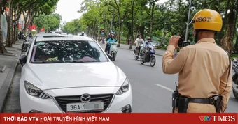 CSGT Hà Nội ghi hình, xử lý nghiêm ô tô dừng, đỗ sai quy định trên các tuyến phố trung tâm