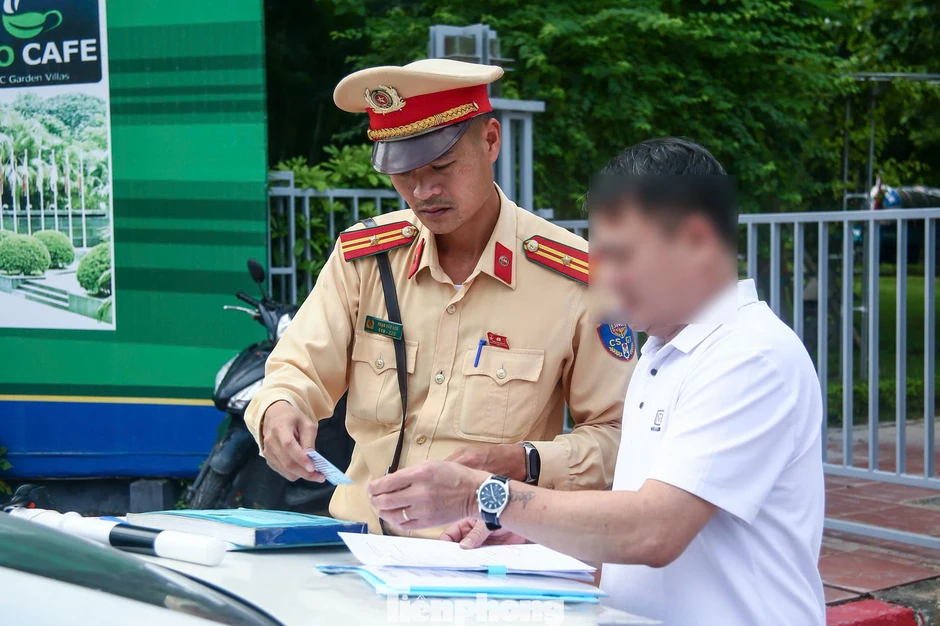 CSGT Hà Nội ghi hình xử phạt hàng loạt xe limousine vi phạm CSGT Hà Nội ghi hình xử phạt hàng loạt xe limousine vi phạm